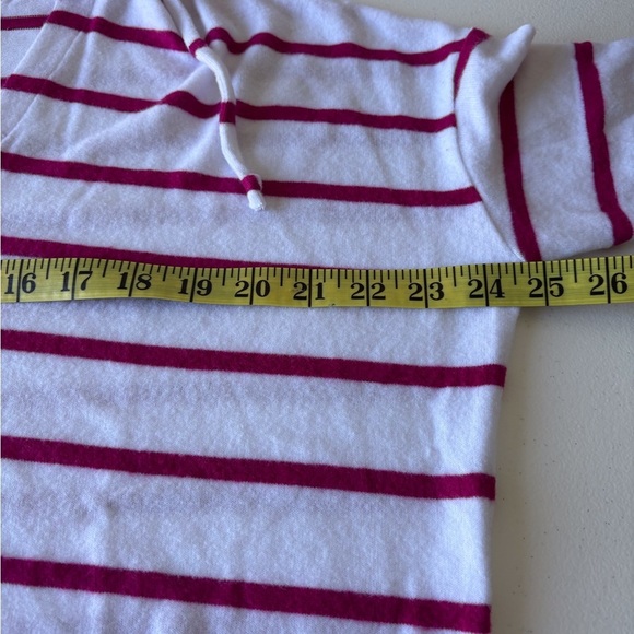 Chaser Super soft Short sleeve Hoodie Size S
Color fuschia/white. Hi low - Picture 5 of 7